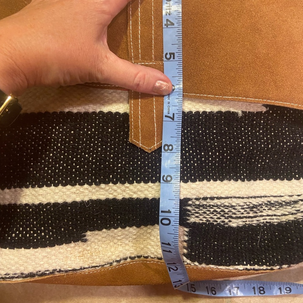 Western Style Handbag - Picture 13 of 16